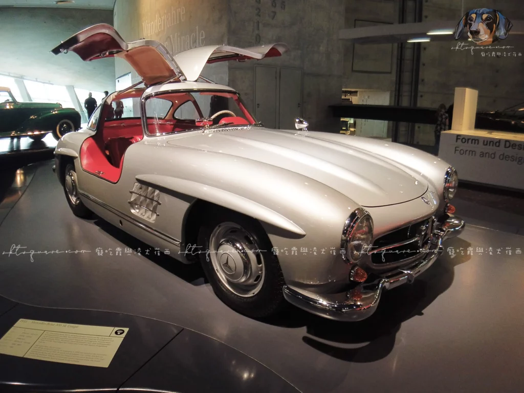1954 首台擁有鷗翼式車門的車款 Mercedes-Benz 300 SL coupe