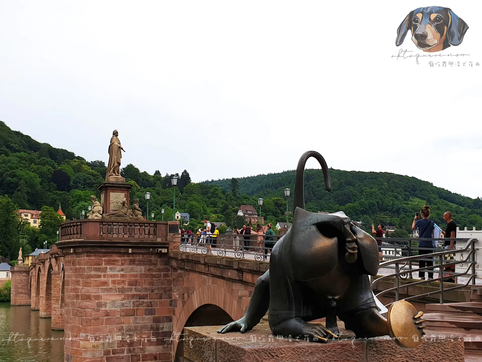 海德堡老橋雙塔門旁的銅猴子像